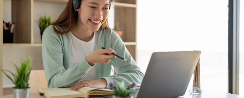 ReHA_2024-10_scholingen_lunchbijeenkomst_canva_Concentrate asian gial freelancer wearing headset, communica